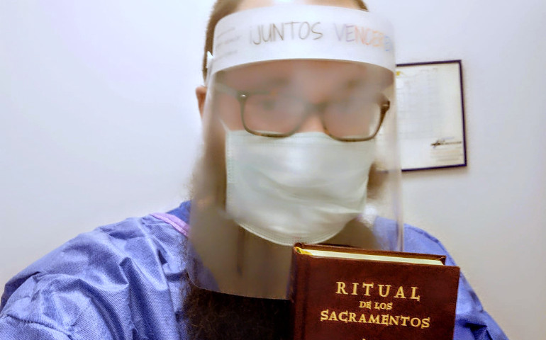 Uno de los sacerdotes del SARCU preparado para una salida