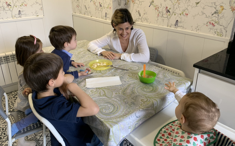 Ana junto a tres de sus hijos en casa