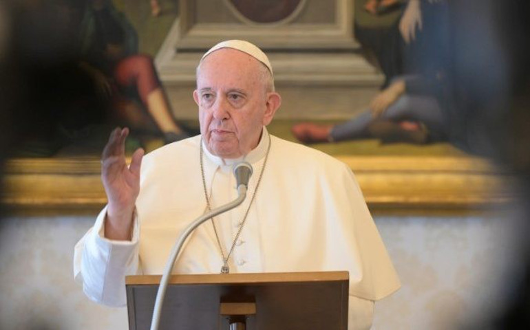 El Papa durante el rezo del 'Regina caeli'