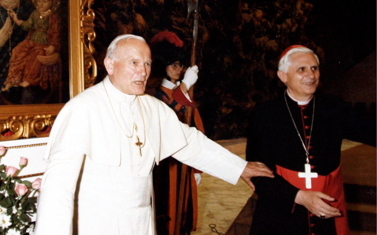 Papa Juan Pablo II con el, entonces, cardenal Ratzinger
