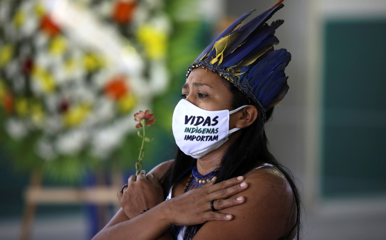 Una indígena en el funeral de una víctima de COVID-19 en Manaos, Brasil