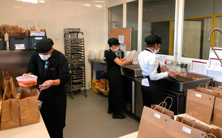 Voluntarios de Carifood preparando los menús del proyecto 'Dadles vosotros de comer'