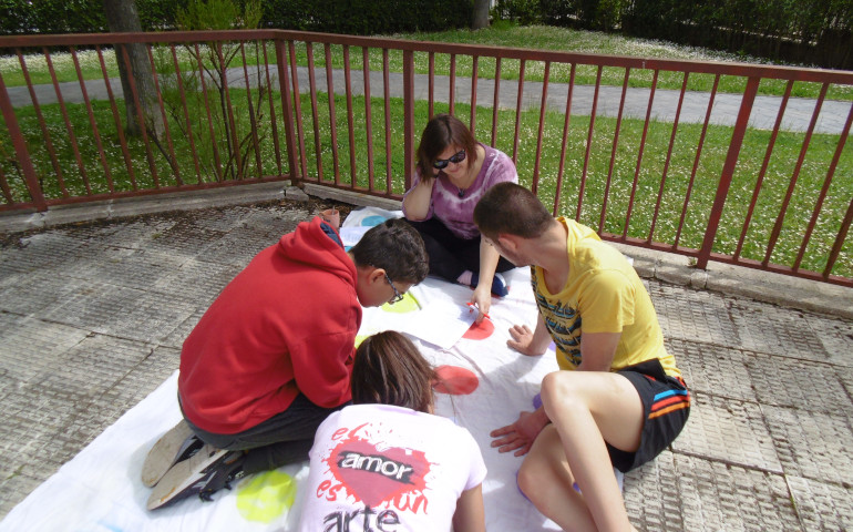 Menores del Centro Don Bosco de Villamuriel de Cerrato haciendo una actividad durante el confinamiento