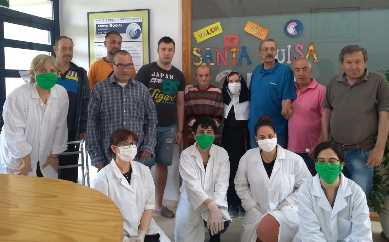 Celebración de la fiesta de Santa Luisa de Marillac en el Centro Social Marillac de Castellón, que ha acogido en las últimas semanas a personas sin hogar con coronavirus