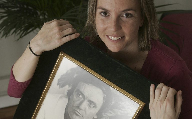 Odile con una foto de su padre, Félix Rodríguez de la Fuente