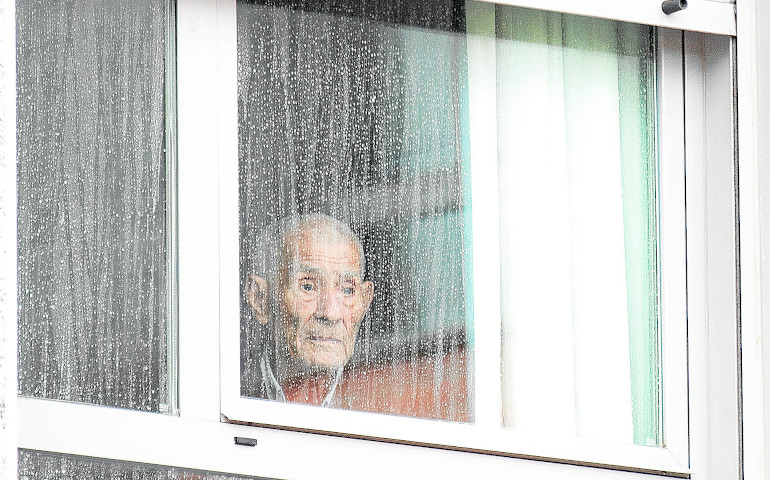 Un anciano en su habitación en una residencia, en Madrid