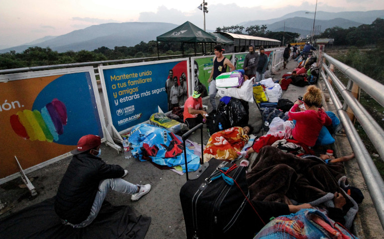 Un grupo de venezolanos duermen en el puente internacional Simón Bolívar en Cúcuta (Colombia). 6.000 personas vuelven semanalmente a Venezuela