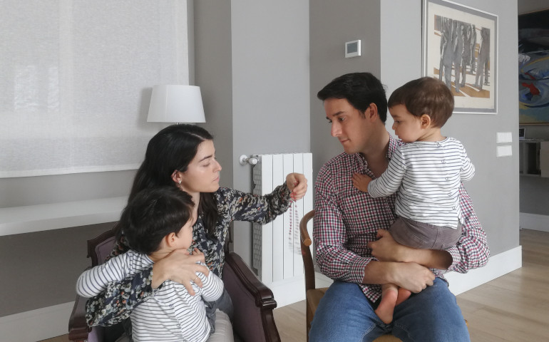 Leticia Pérez y Álvaro Hernández rezan el rosario en casa este mes de mayo