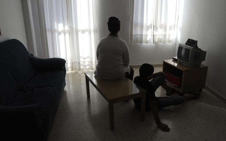 Una víctima de malos tratos y su hijo en una casa de acogida