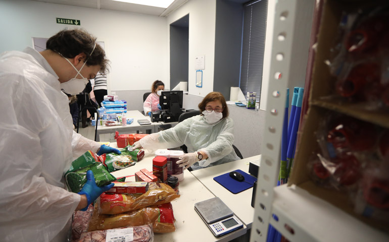Voluntarios en el economato de Cáritas situado en la calle Bravo Murillo de Madrid, durante la tercera semana del estado de alarma