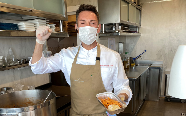 El chef Ferdinando Bernardi prepara menús solidarios en la cocina de su restaurante Orobianco