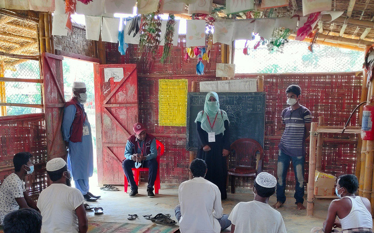 Nazma, trabajadora de Cáritas, da formación sobre higiene en Cox’s Bazar