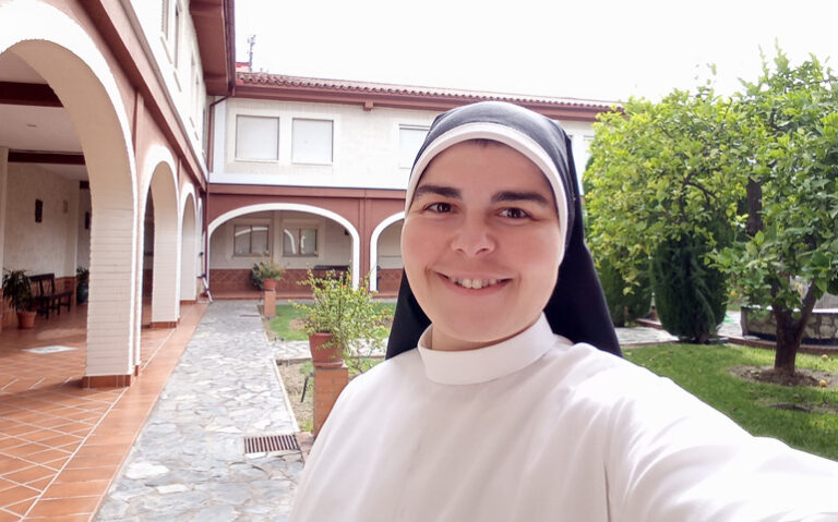 Sor Rocío Goncet en el patio del monasterio de Santa María la Real de Bormujos (Sevilla)