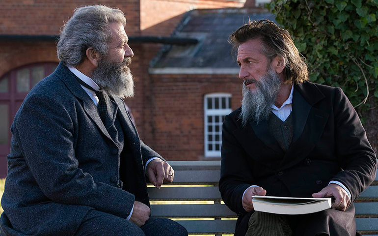 Mel Gibson y Sean Penn en un fotograma de ‘Entre la razón y la locura’.