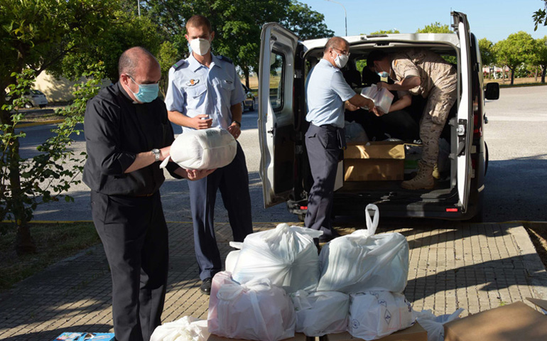 Descarga de alimentos en la base aérea de Morón de la Frontera, Sevilla, el pasado 17 de junio