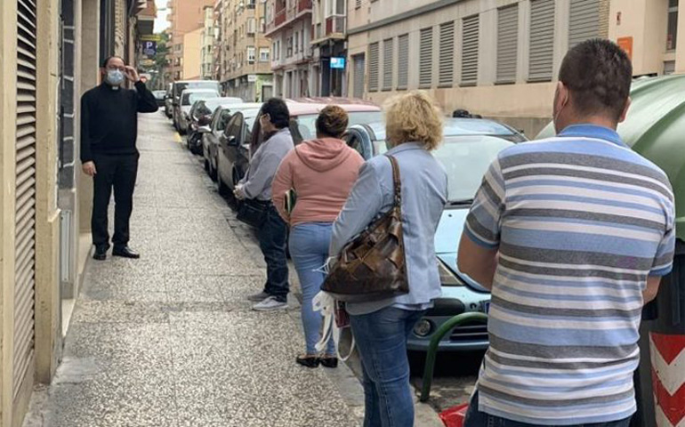 Reparto de comidas en la parroquia San Pedro Arbués