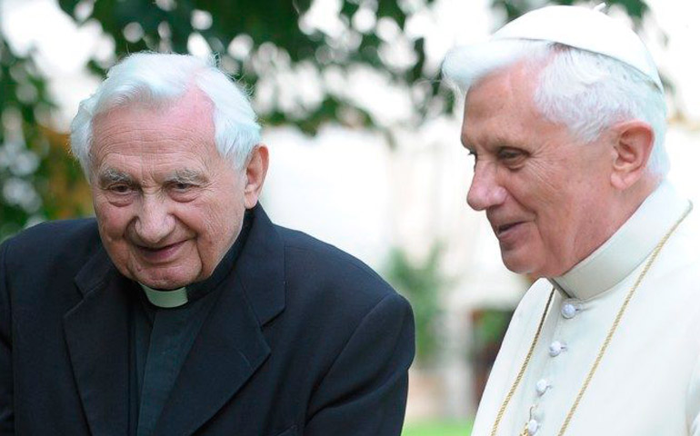 Georg Ratizger y su hermano el Papa emérito Benedicto XVI en una fotografía de archivo