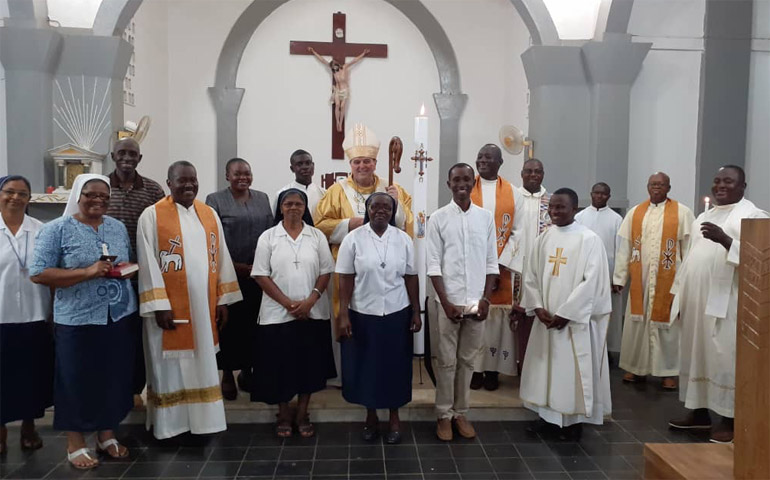 Monseñor Panganelli con algunos sacerdotes y religiosas tras celebrar la fiesta de la Virgen de Fátima, patrona de la diócesis