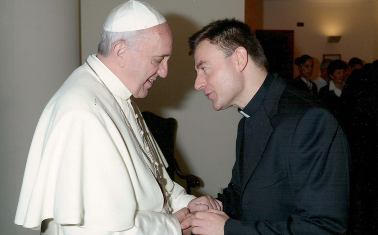 Luis Miguel Muñoz saluda al Papa Francisco después de una Misa en Santa Marta