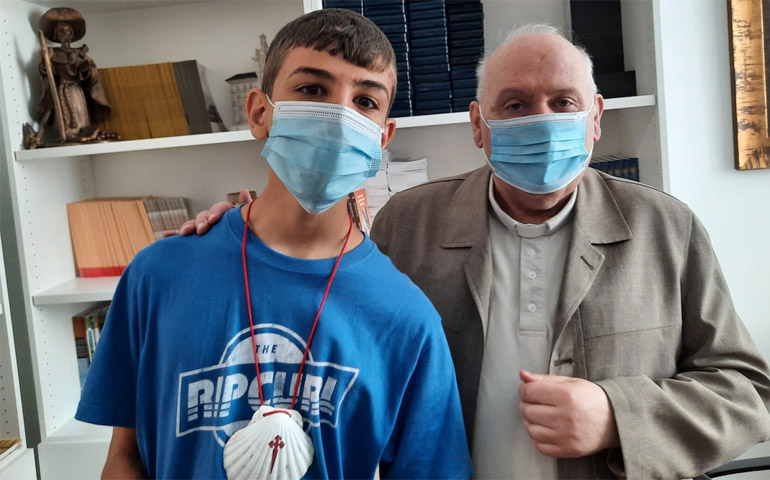 Álvaro Calvente, con el deán de la catedral de Santiago, tras concluir la peregrinación
