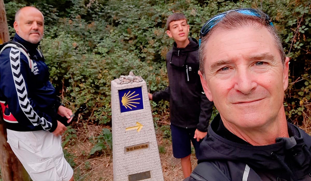 Álvaro, su padre Ildefonso (haciendo el selfi) y su amigo Paco hacen un alto en el Camino