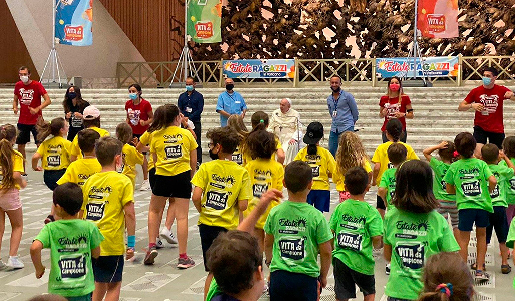 El Papa Francisco durante un encuentro con los niños que participan en el campamento urbano del Vaticano