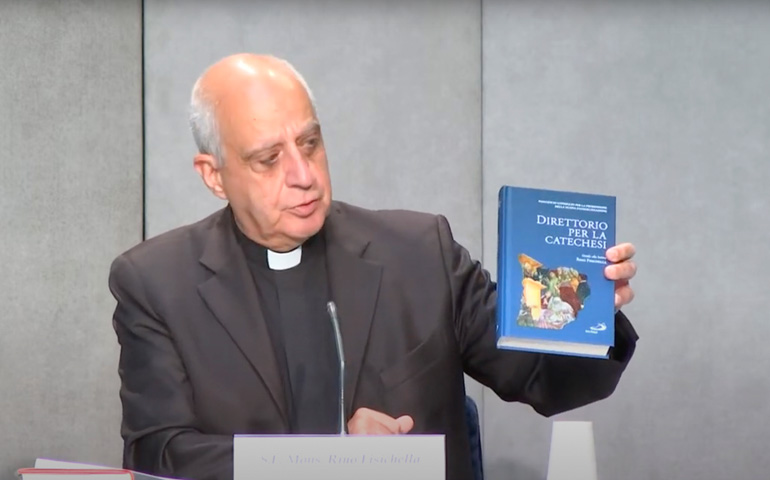 El arzobispo Rino Fisichella durante la presentación del Directorio para la Catequesis, el pasado 25 de junio en el Vaticano