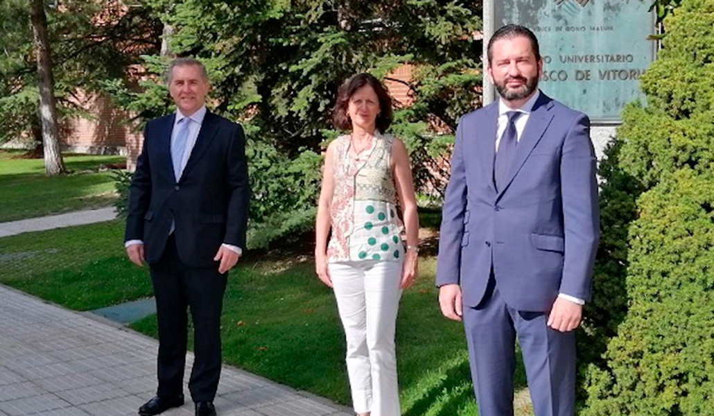 José Luis Machetti, gerente de la UFV, Blanca Montero, subdirectora general y directora de Negocios Institucionales de Banco Sabadell y Santiago Portas, director del segmento de Instituciones Religiosas del Banco Sabadell, tras el acto de presentación en la UFV.