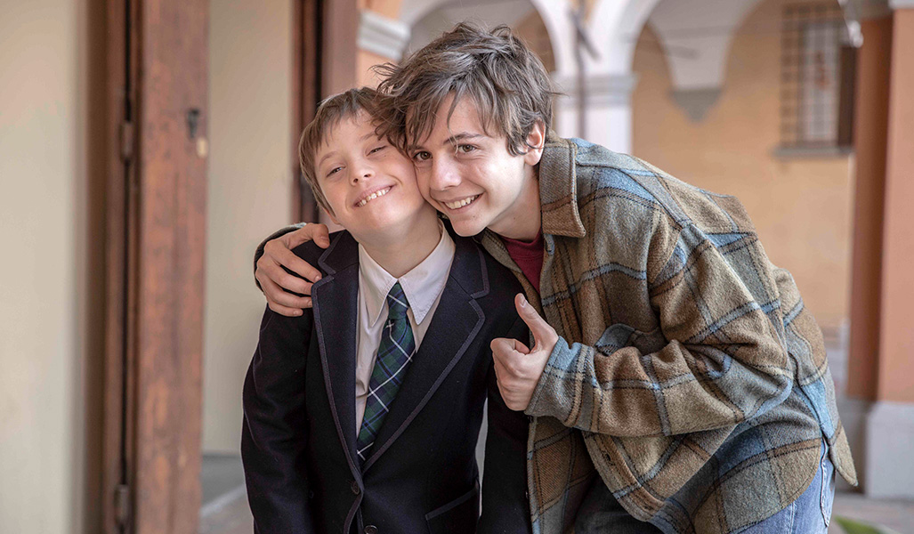 Gio (Lorenzo Sisto) junto a su hermano Jack (Francesco Gheghi)