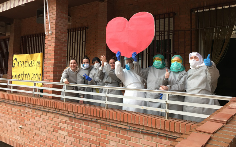 Hermanas de los Ancianos Desamparados de Albacete —comunidad a la que pertenecía sor Amelia González— saludando desde el balcón con los EPI puestos