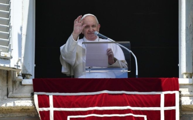 El Papa Francisco durante el rezo del ángelus este domingo
