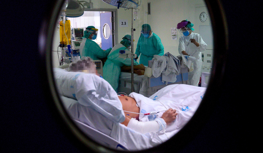 Personal sanitario con un enfermo de COVID-19 en la UCI del hospital La Paz de Madrid, el pasado mes de abril