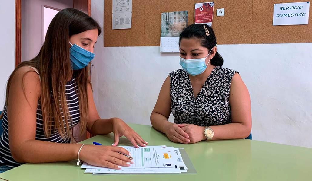 Roser Juan (izda.) atiende a una mujer en el servicio de ocupación laboral