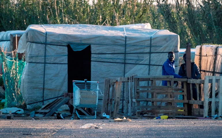 Migrantes temporeros, en los asentamientos de Lepe, Huelva
