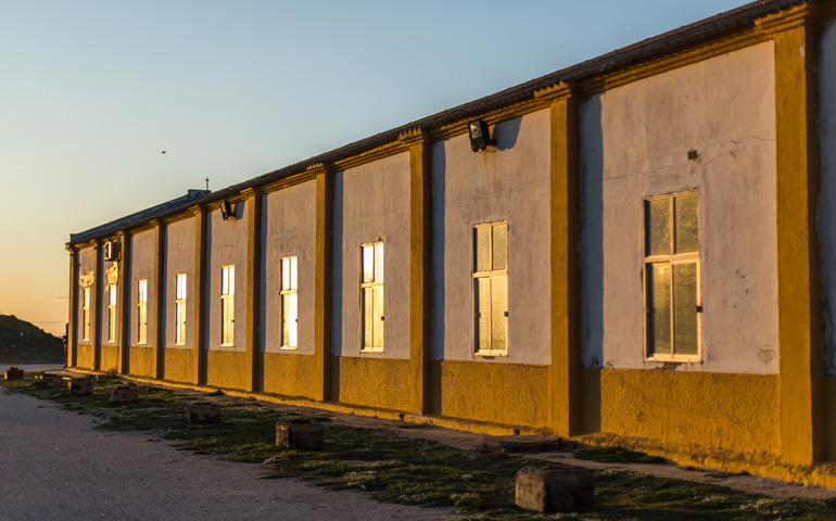 Exterior del centro de internamiento de extranjeros de Tarifa, Cádiz