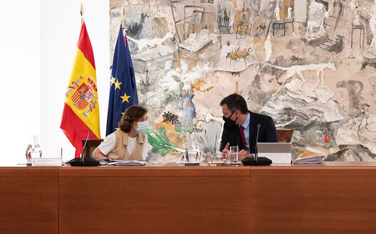 Carmen Calvo y Pedro Sánchez, durante la reunión del Consejo de Ministros