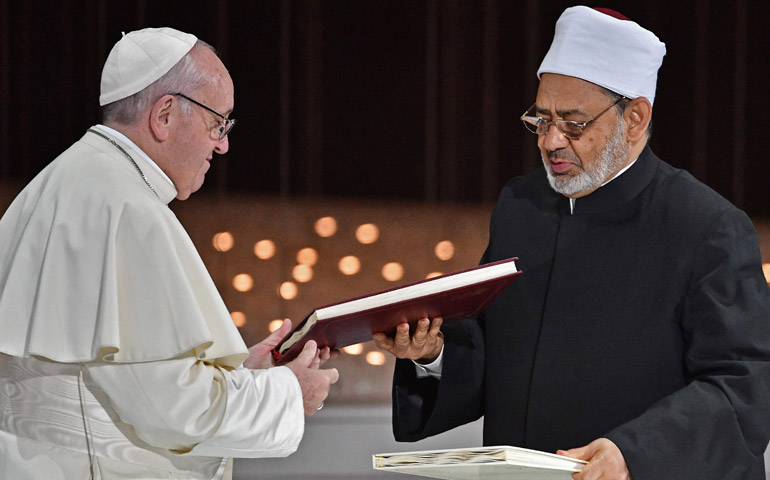 Francisco y el gran imán de Al-Azhar se intercambian el Documento sobre la Fraternidad Humana tras su firma