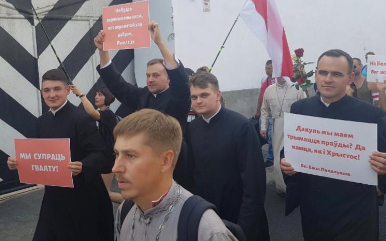 Jan Romanowski (a la derecha) junto algunos compañeros sacerdotes pidiendo el cese de la violencia