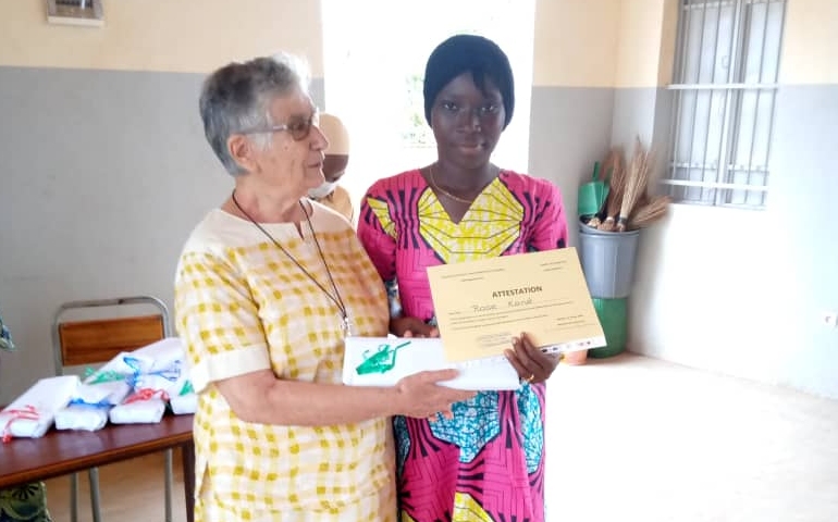 Mercedes Cuadrado con una de las alumnas del centro de formación de mujeres