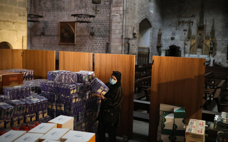 Una musulmana en un reparto de alimentos en la parroquia de Santa Anna, de Barcelona