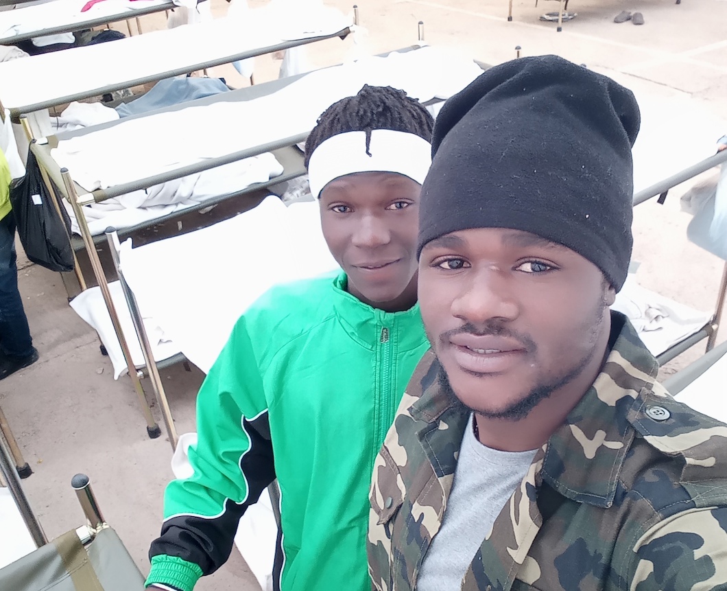 Bouba, en primer plano, en las instalaciones del Quinto Pino, en Melilla