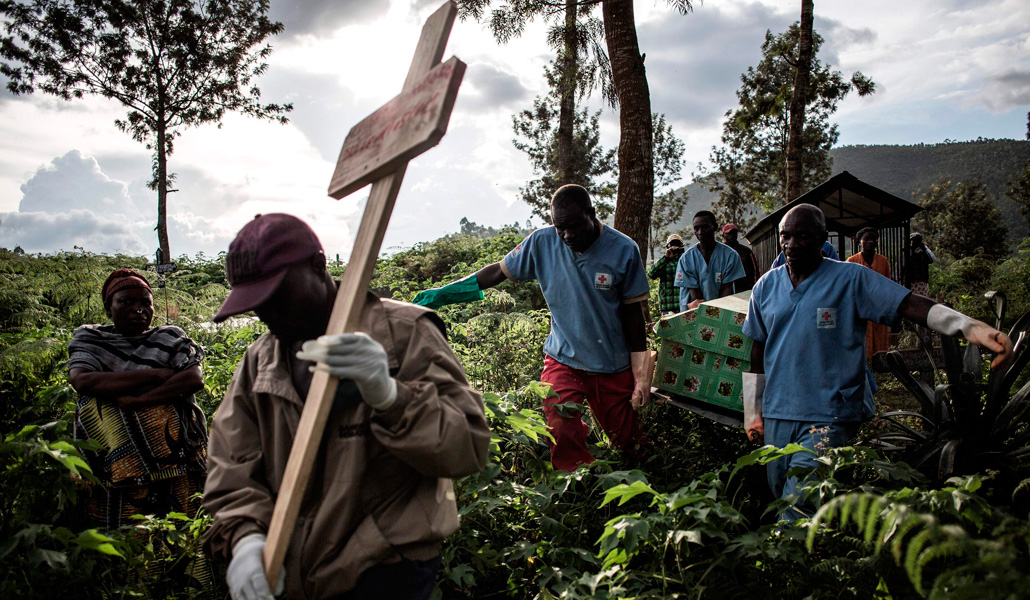 El entierro de una víctima del ébola en Kivu del Norte (R. D. Congo) es una de las fotos del año 2019 de la agencia AFP. La letalidad del virus ronda el 50 %, pero puede llegar al 90 %