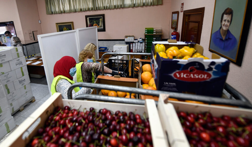 Miembros de la Fundación FICRT junto con la confesión religiosa islámica Al-Tasamsoh y la mezquita Sheikh Zayed bin Soltan preparan alimentos para las familias más necesitadas de Madrid durante la pandemia