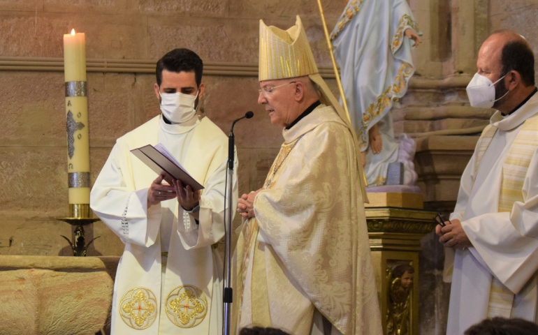 Monseñor Amadeo Rodríguez Magro durante la apertura del centenario de Lolo