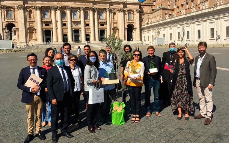 Los participantes en el encuentro con el Papa, en la plaza de San Pedro