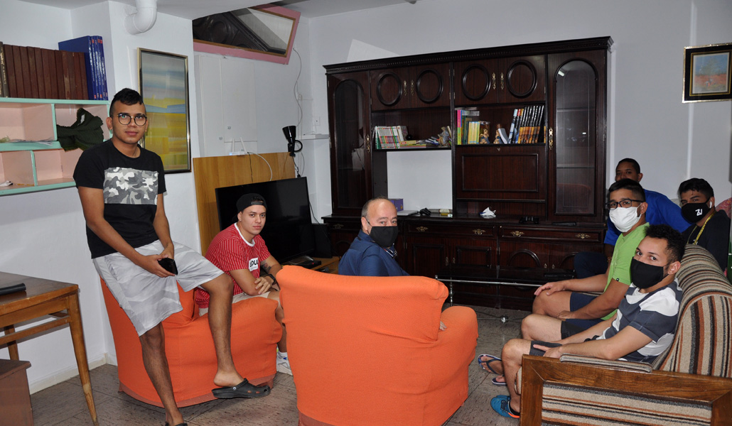 El padre Moncho, junto a los jóvenes, en un improvisado salón