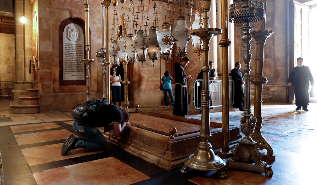 Un peregrino en oración, en la piedra de unción del Santo Sepulcro de Jerusalén, el pasado mes de mayo