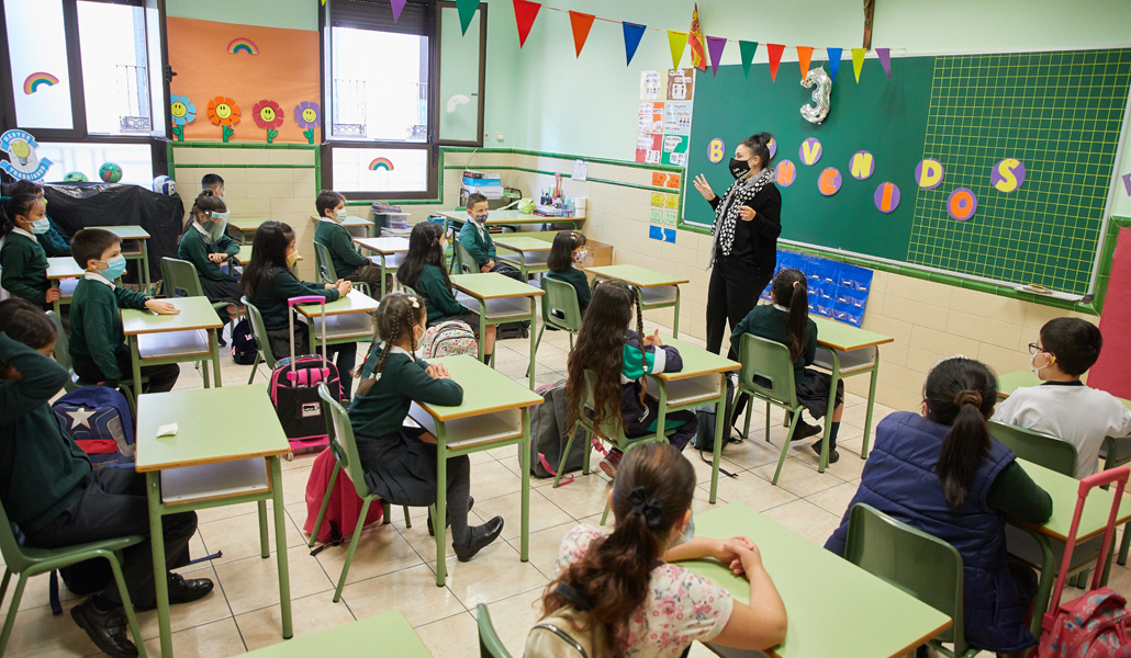 Volver. Los alumnos del colegio Institución Divino Maestro en Madrid han vuelto a ocupar sus pupitres y a ver a sus compañeros. Eso sí, con mascarilla y distancia