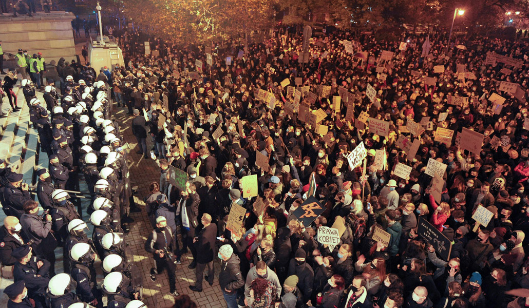 Los manifestantes protestan frente a la catedral de Cristo Rey en Katowice, Polonia, contra el fallo del Tribunal Constitucional, el domingo