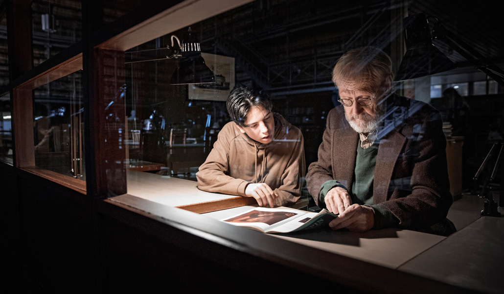 Olavi (Heikki Nousiainen) junto a su nieto Otto (Amos Brotherus) consultan una revista de arte en la biblioteca local